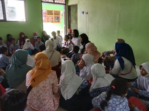 Asiknya Membuka celengan Impian